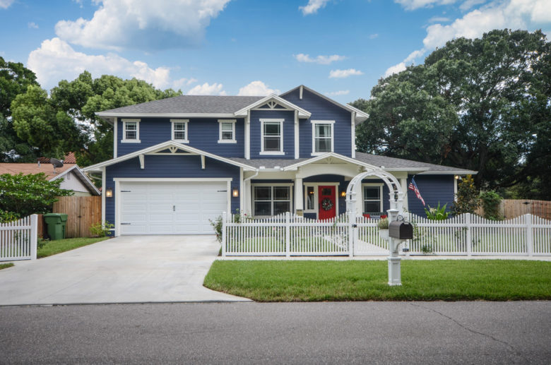 6 Best Blue House White Trim Combinations For Your Exterior Design ...