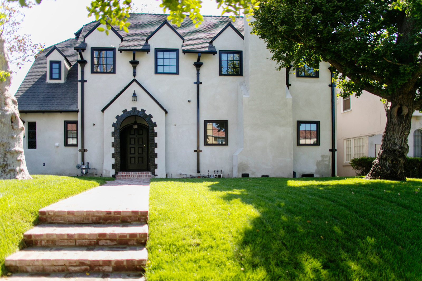 11 White House with Black Trim Ideas for Dazzling Visual AprylAnn