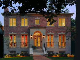 the pairing between red brick and tan accents in an attractive traditional exterior