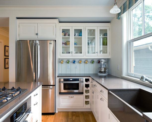 traditional kitchen with a touch of modernity featuring flawless white and black quartz countertops