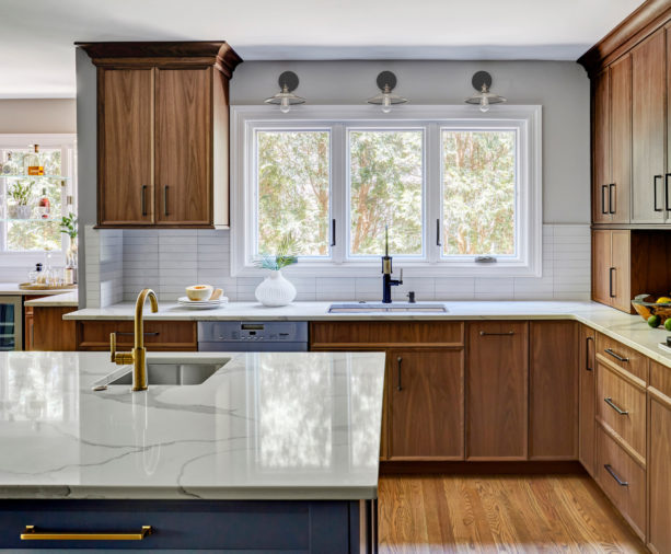 transitional l-shaped kitchen with an undermount sink and casement windows over