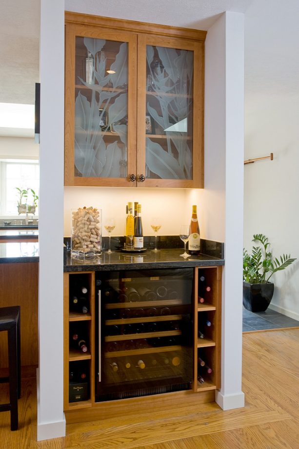 decorating support beam using space between two columns as a mini bar