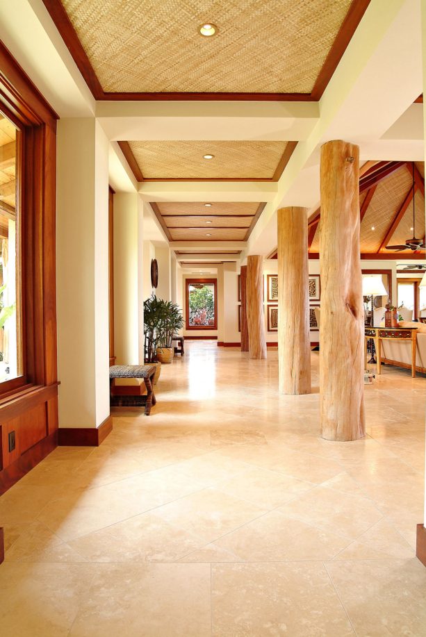 using tree trunk as a decorative supporting beam in a tropical living room