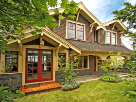 cream-colored craftsman-style exterior window trim in a simple style for traditional appeal